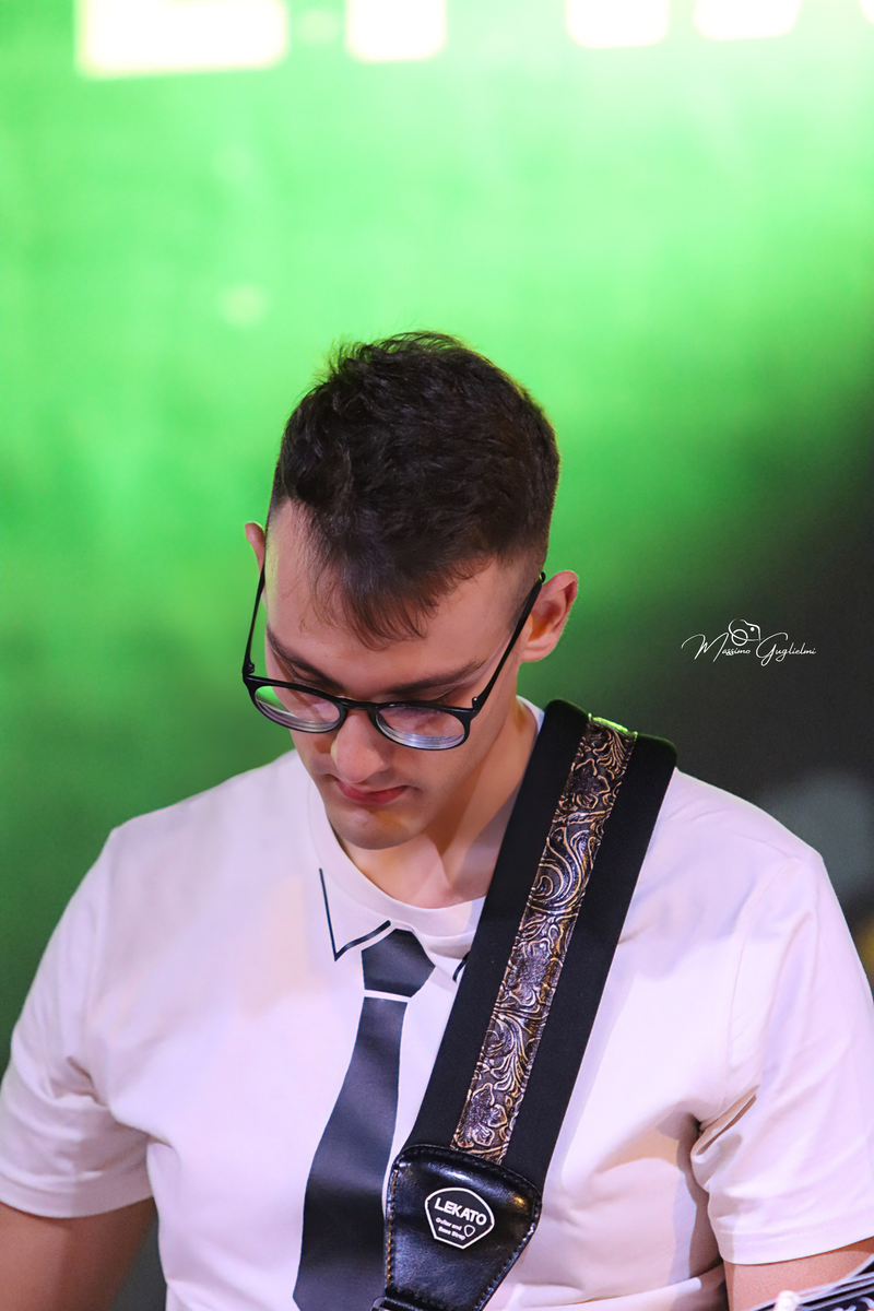 Energia, allegria, musica, cibo e una camminata per le vie della citta'