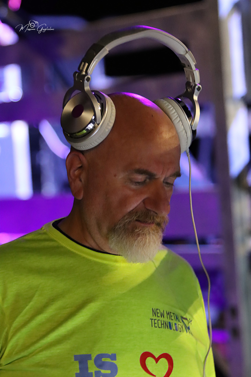 Energia, allegria, musica, cibo e una camminata per le vie della citta'