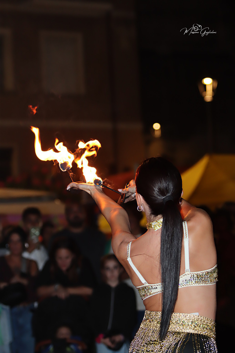 Energia, allegria, musica, cibo e una camminata per le vie della citta'