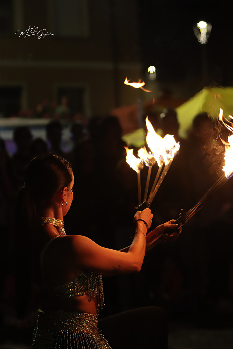 Energia, allegria, musica, cibo e una camminata per le vie della citta'