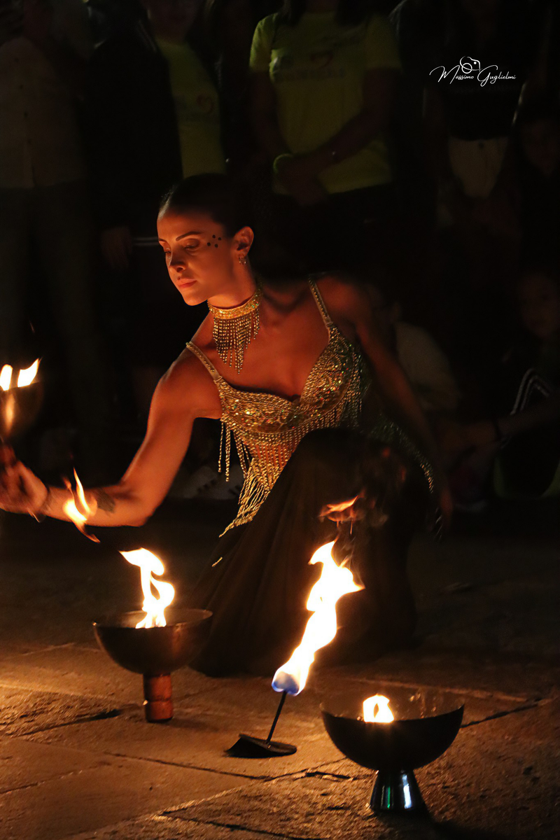 Energia, allegria, musica, cibo e una camminata per le vie della citta'