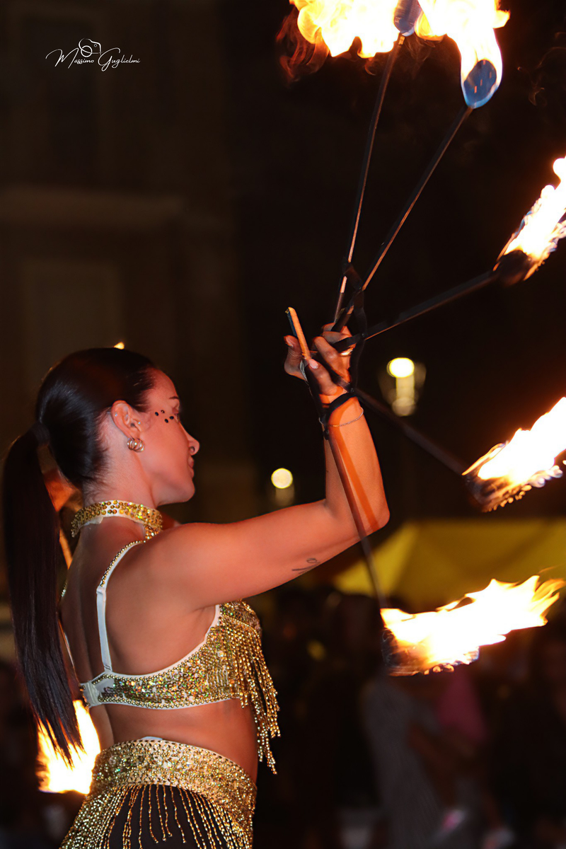 Energia, allegria, musica, cibo e una camminata per le vie della citta'