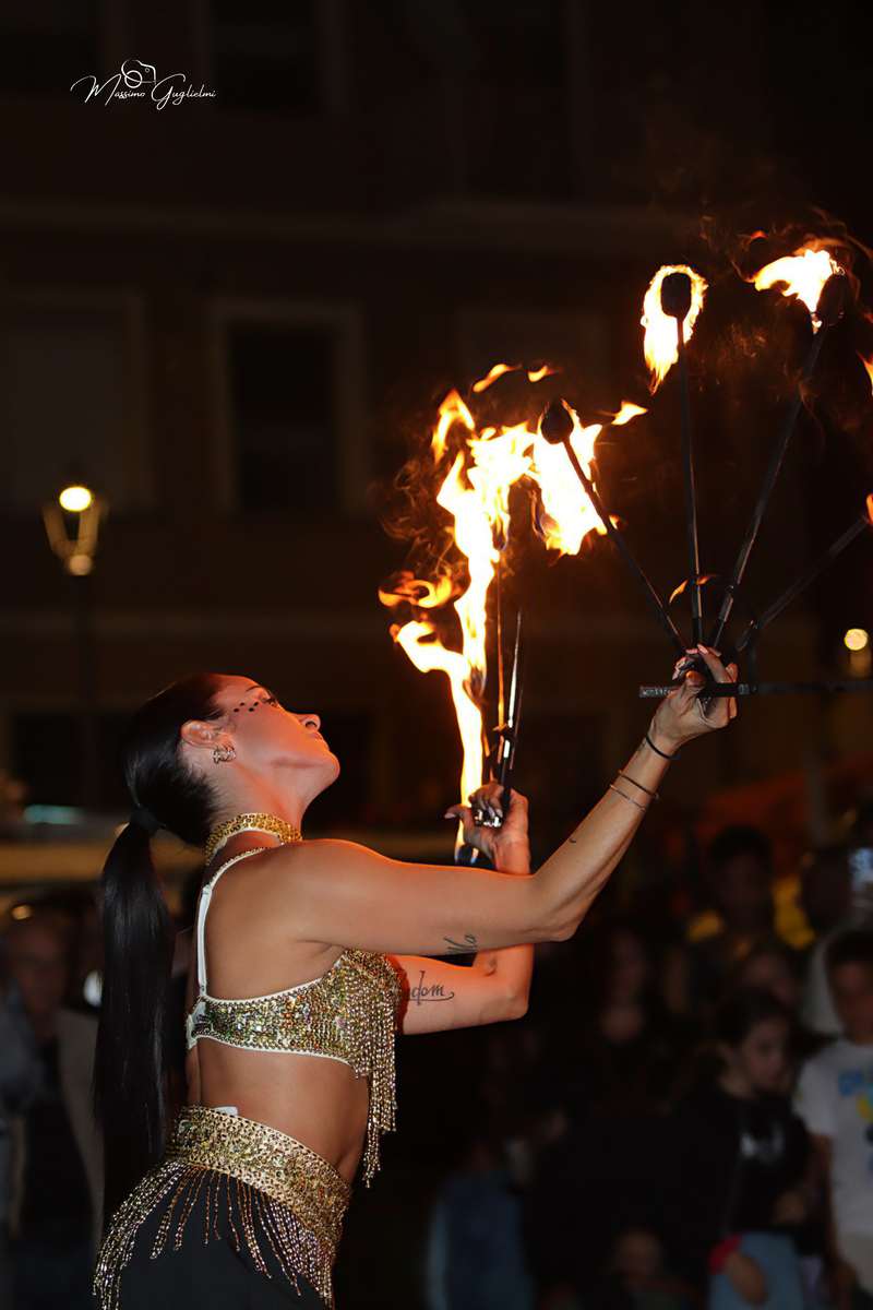 Energia, allegria, musica, cibo e una camminata per le vie della citta'