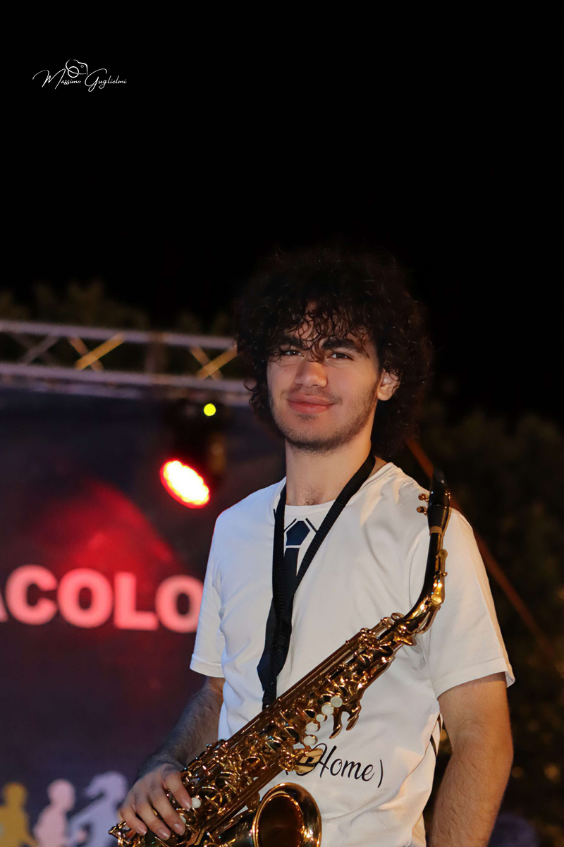 Energia, allegria, musica, cibo e una camminata per le vie della citta'