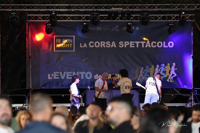 Energia, allegria, musica, cibo e una camminata per le vie della citta'