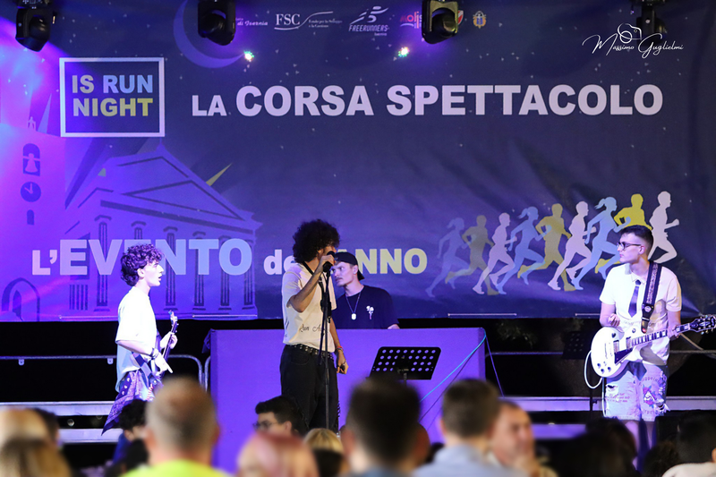 Energia, allegria, musica, cibo e una camminata per le vie della citta'