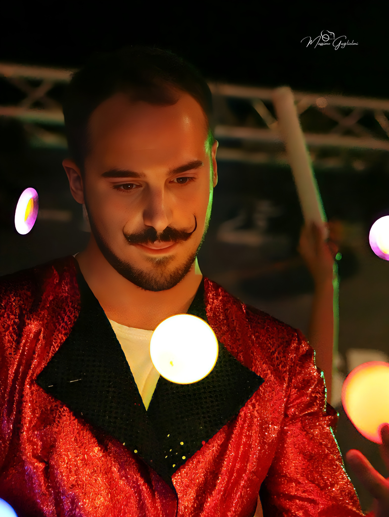 Energia, allegria, musica, cibo e una camminata per le vie della citta'