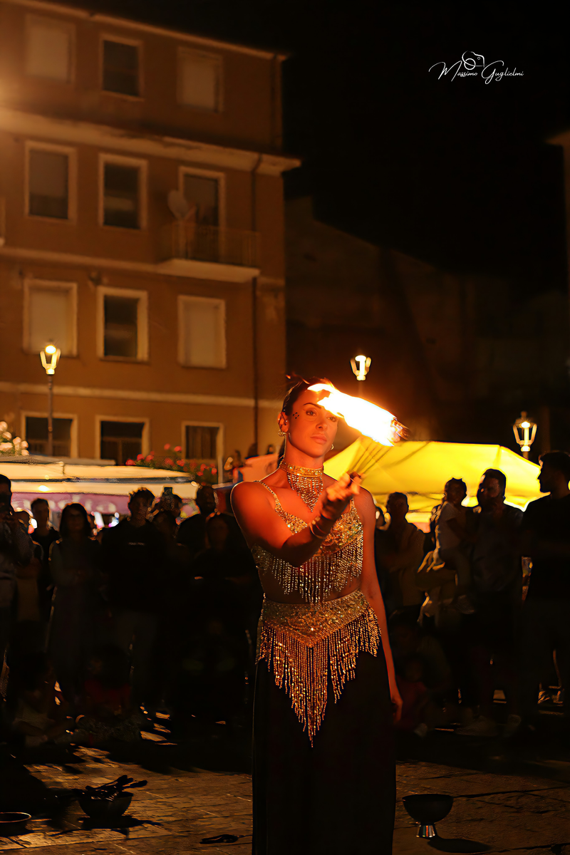 Energia, allegria, musica, cibo e una camminata per le vie della citta'