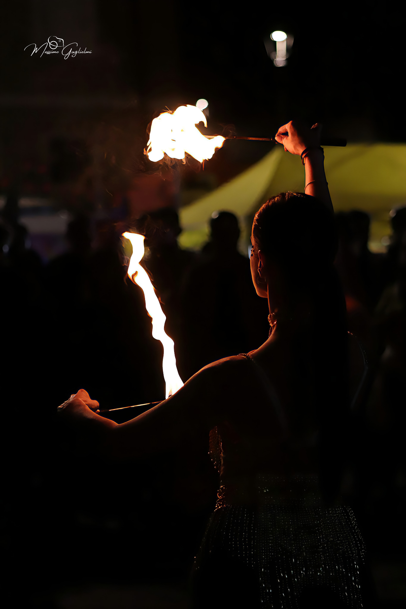 Energia, allegria, musica, cibo e una camminata per le vie della citta'