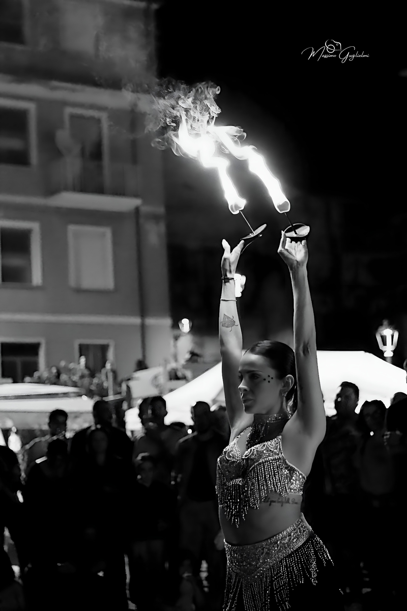 Energia, allegria, musica, cibo e una camminata per le vie della citta'