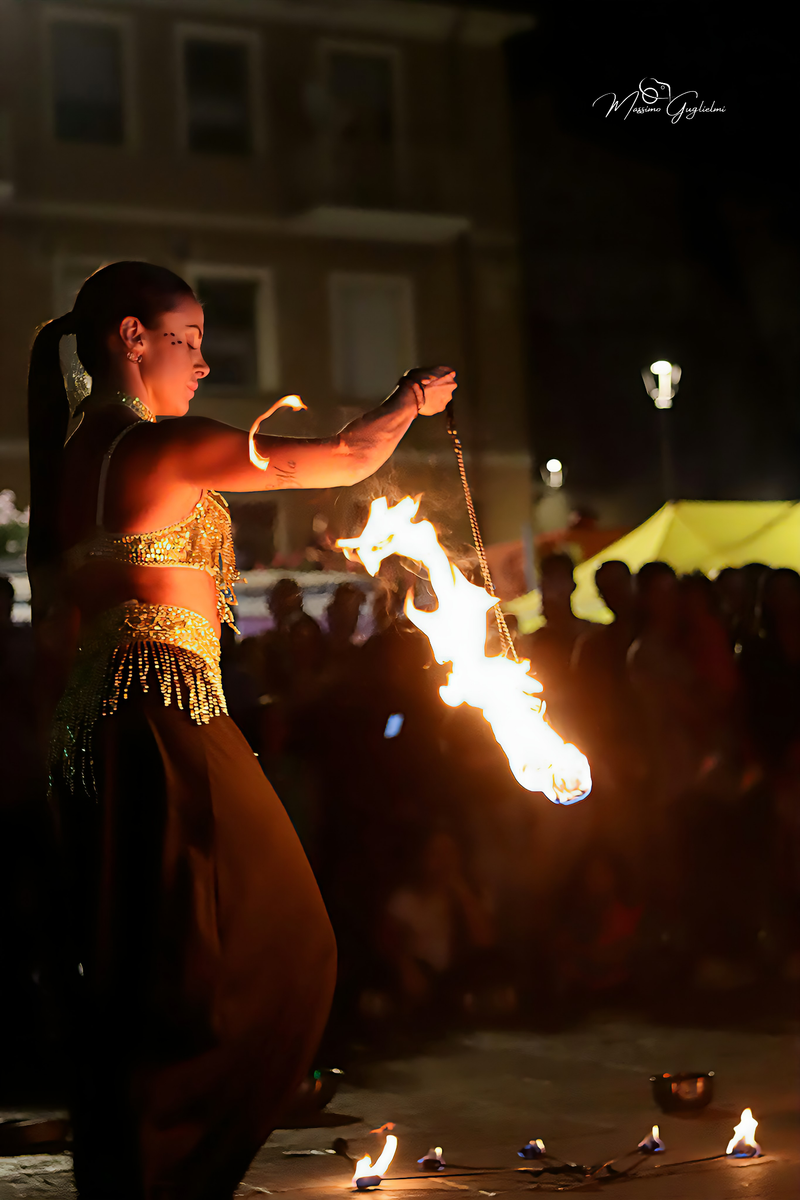 Energia, allegria, musica, cibo e una camminata per le vie della citta'