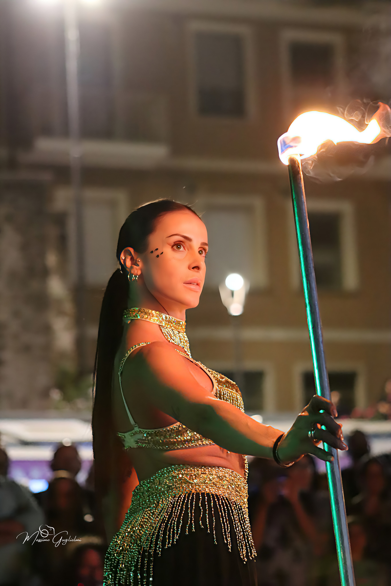 Energia, allegria, musica, cibo e una camminata per le vie della citta'