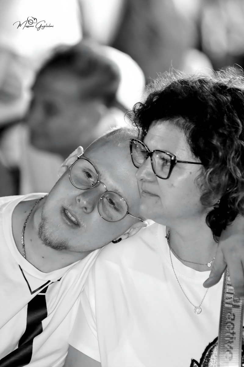 Energia, allegria, musica, cibo e una camminata per le vie della citta'