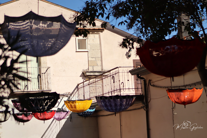 LE OPERE DELLE GOMITOLINE ADDOBBANO IL PAESE