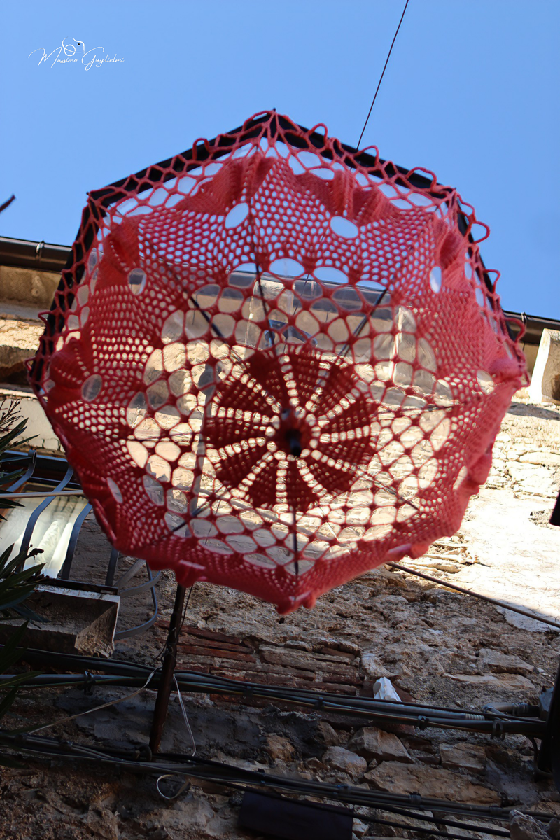 LE OPERE DELLE GOMITOLINE ADDOBBANO IL PAESE