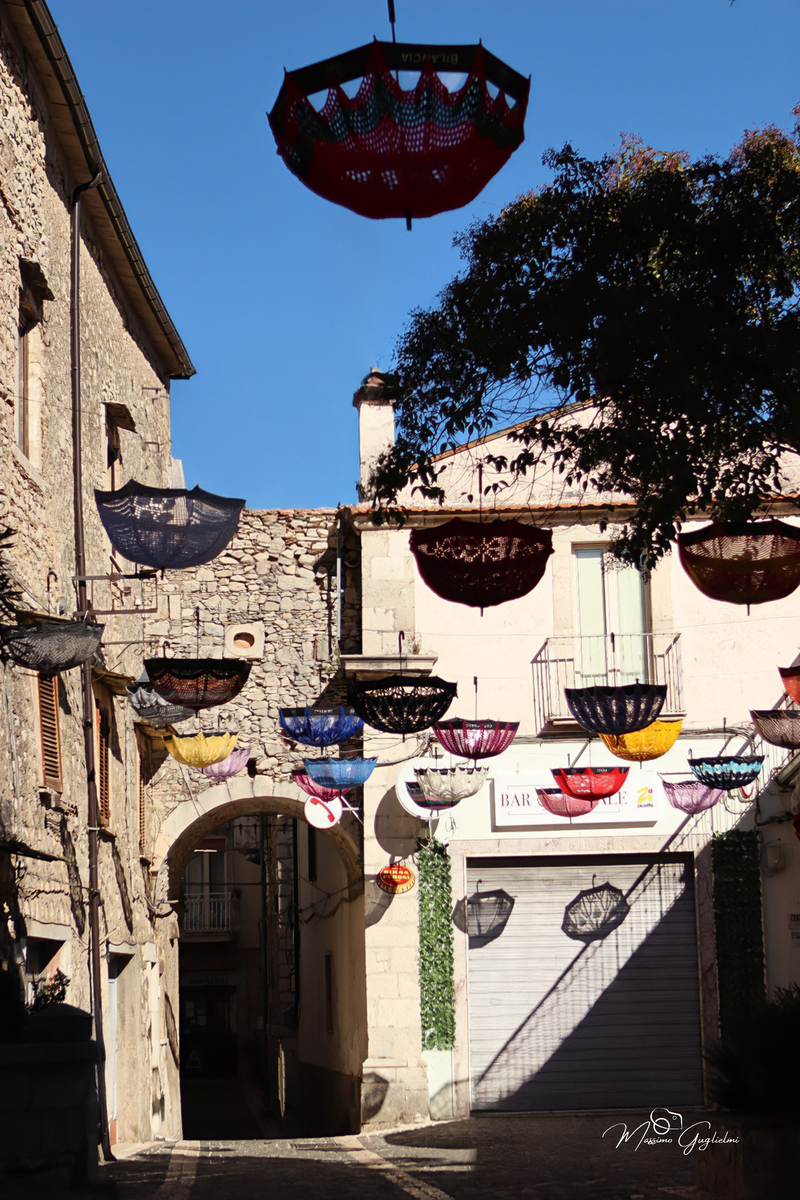 LE OPERE DELLE GOMITOLINE ADDOBBANO IL PAESE