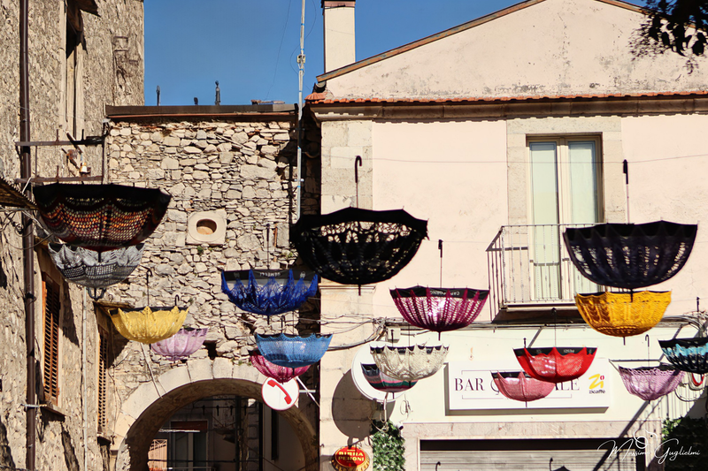 LE OPERE DELLE GOMITOLINE ADDOBBANO IL PAESE