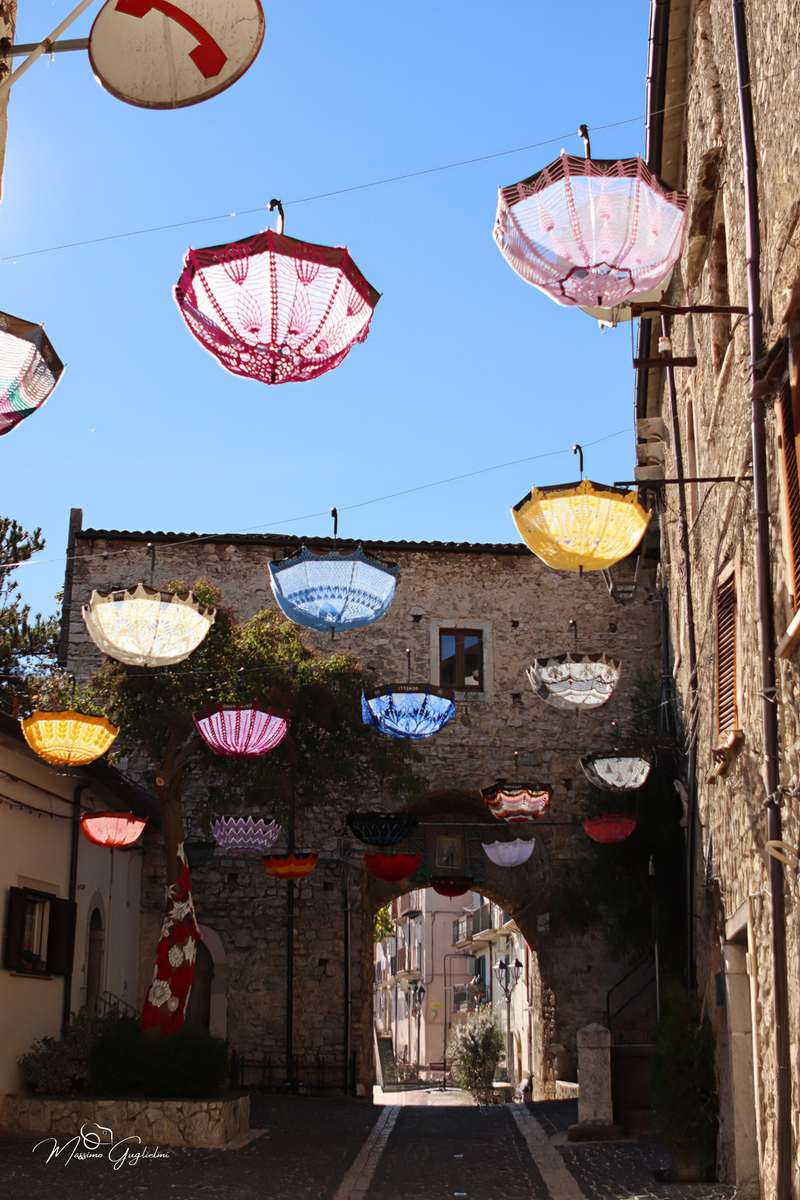 LE OPERE DELLE GOMITOLINE ADDOBBANO IL PAESE