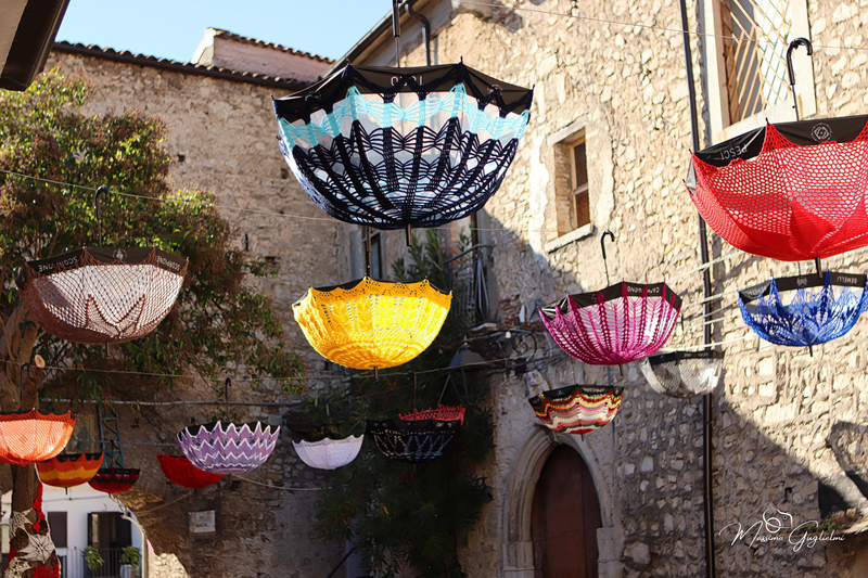 LE OPERE DELLE GOMITOLINE ADDOBBANO IL PAESE