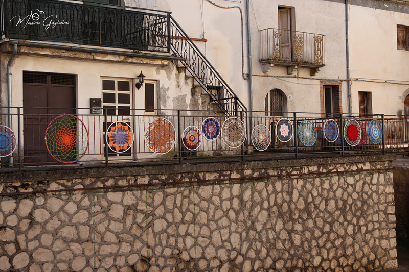 LE OPERE DELLE GOMITOLINE ADDOBBANO IL PAESE