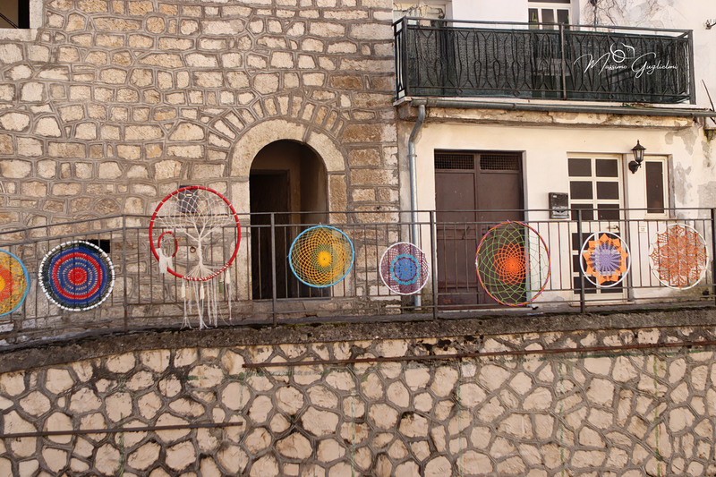 LE OPERE DELLE GOMITOLINE ADDOBBANO IL PAESE