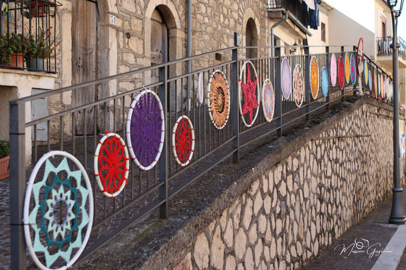 LE OPERE DELLE GOMITOLINE ADDOBBANO IL PAESE