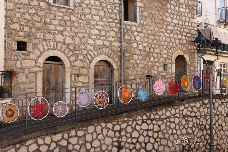 LE OPERE DELLE GOMITOLINE ADDOBBANO IL PAESE