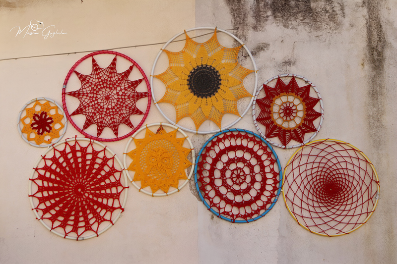 LE OPERE DELLE GOMITOLINE ADDOBBANO IL PAESE