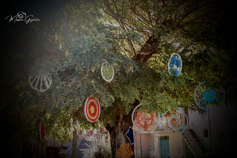 LE OPERE DELLE GOMITOLINE ADDOBBANO IL PAESE