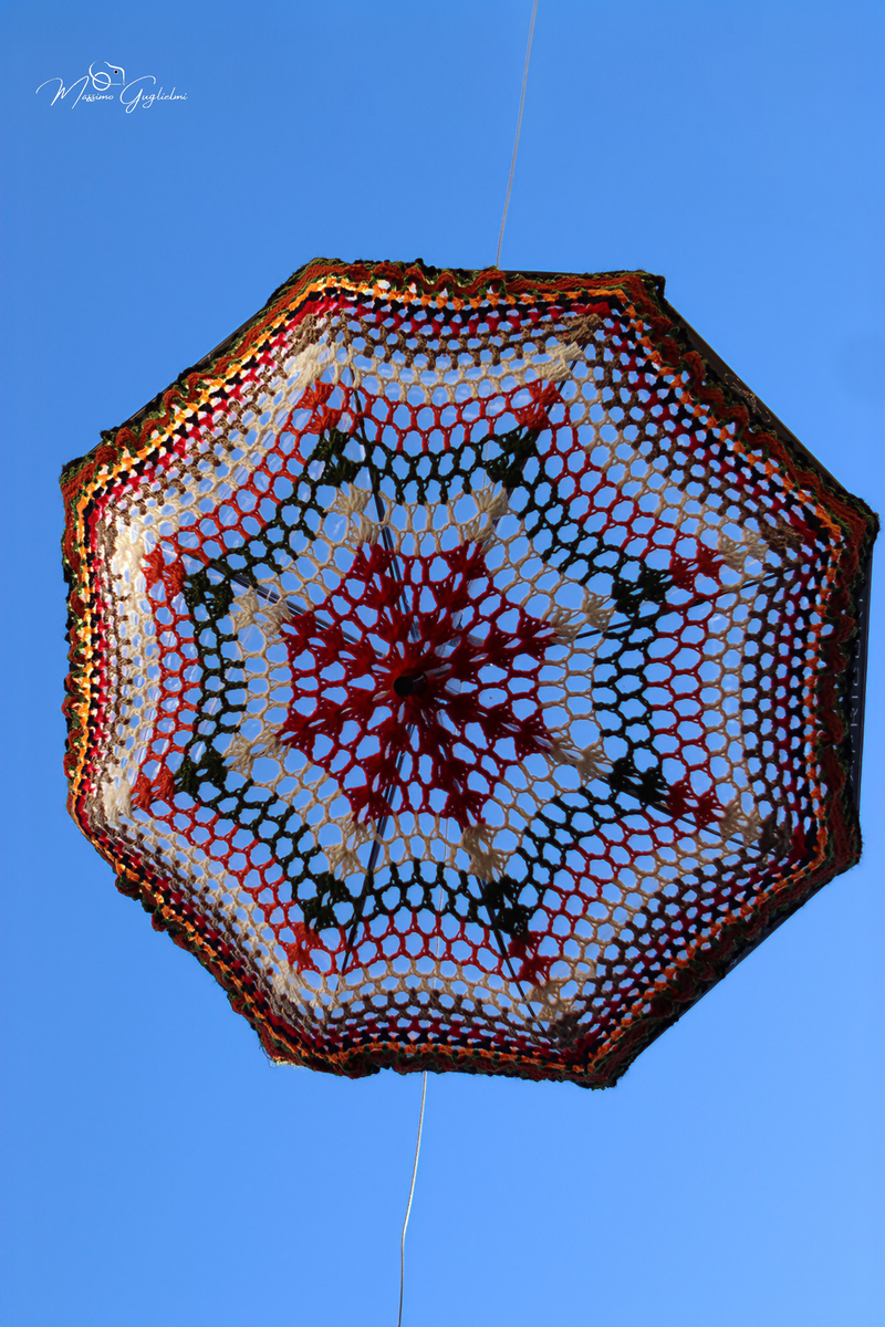 LE OPERE DELLE GOMITOLINE ADDOBBANO IL PAESE