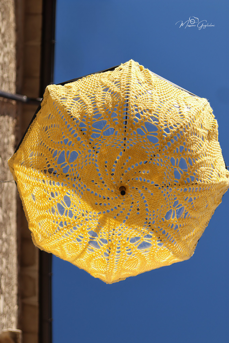 LE OPERE DELLE GOMITOLINE ADDOBBANO IL PAESE