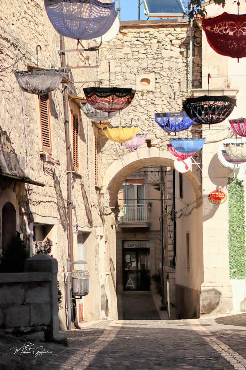 LE OPERE DELLE GOMITOLINE ADDOBBANO IL PAESE