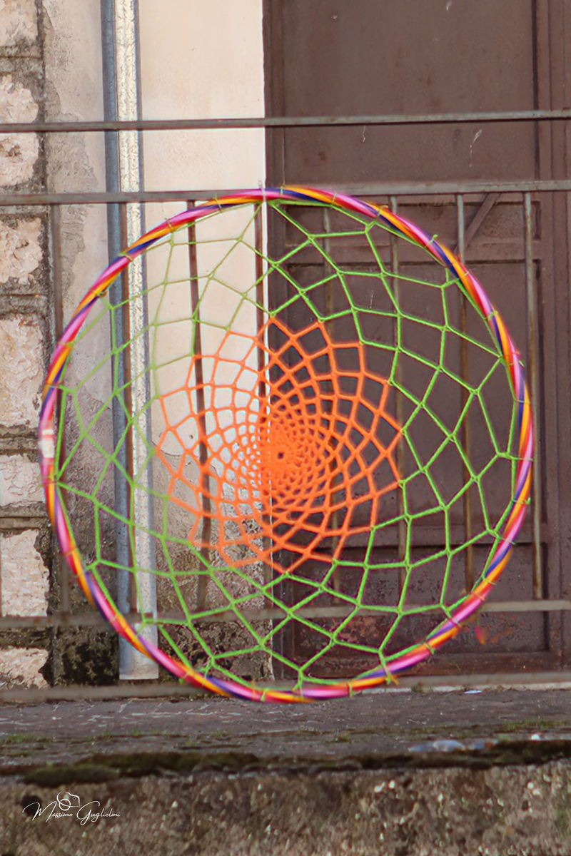 LE OPERE DELLE GOMITOLINE ADDOBBANO IL PAESE