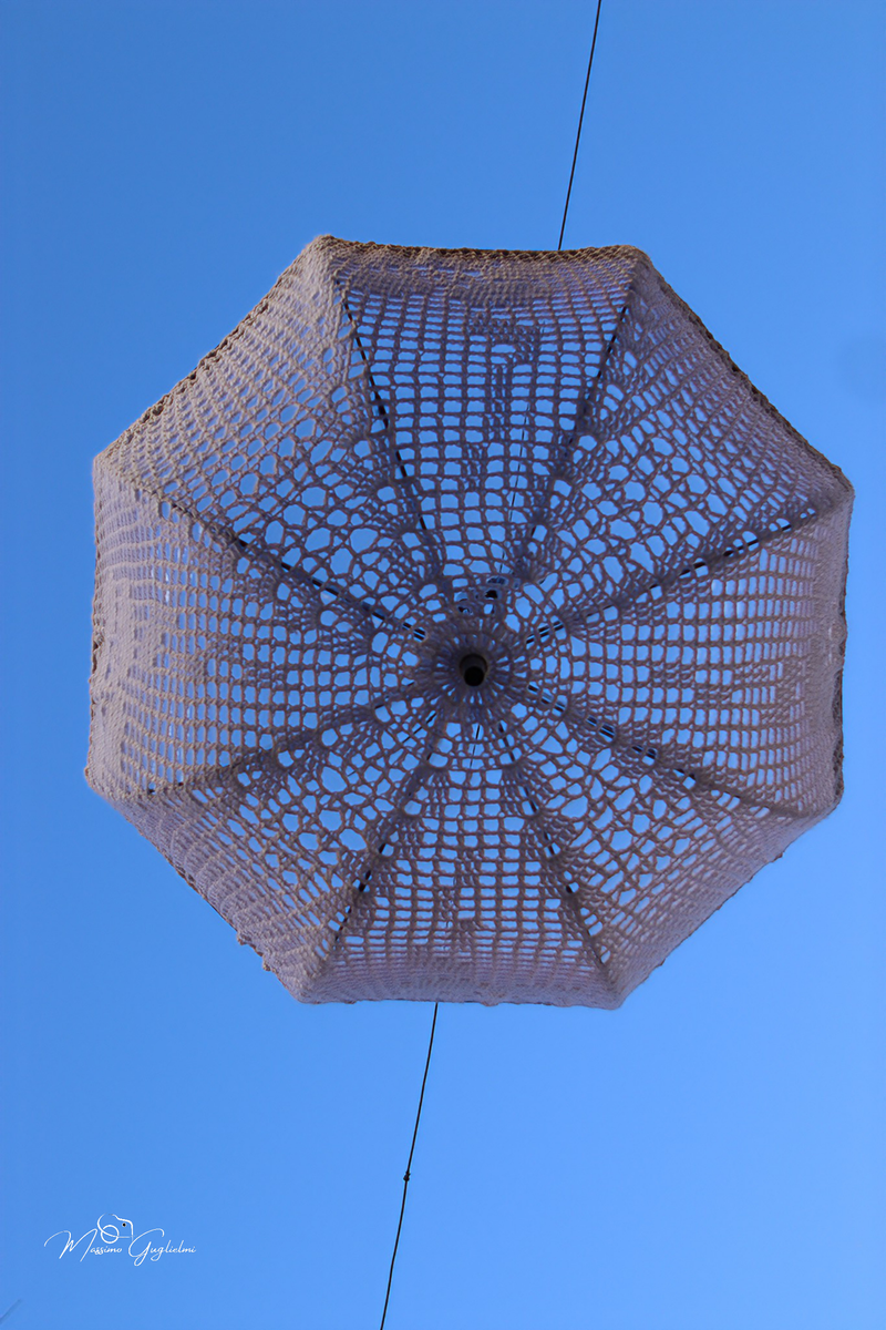 LE OPERE DELLE GOMITOLINE ADDOBBANO IL PAESE