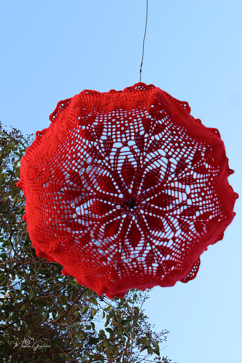 LE OPERE DELLE GOMITOLINE ADDOBBANO IL PAESE