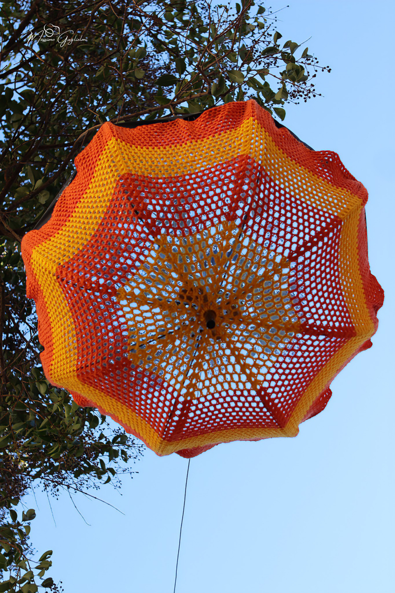 LE OPERE DELLE GOMITOLINE ADDOBBANO IL PAESE