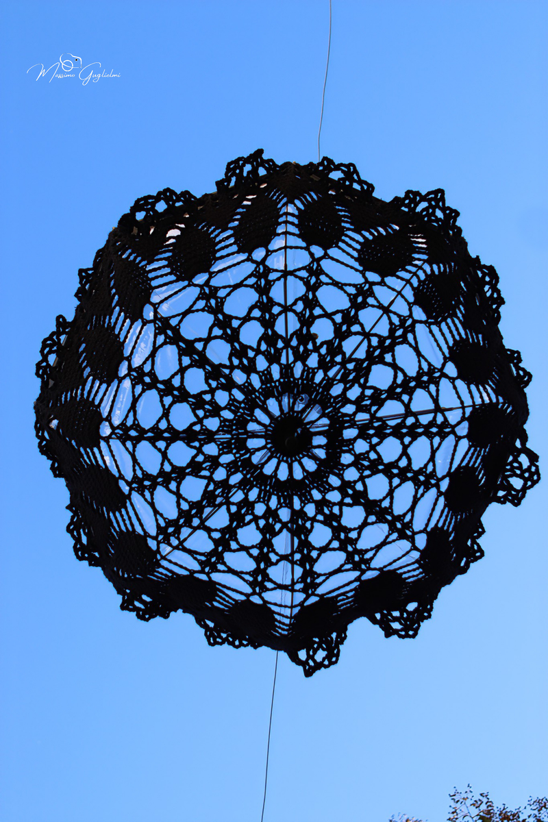 LE OPERE DELLE GOMITOLINE ADDOBBANO IL PAESE