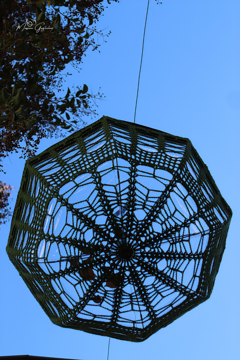 LE OPERE DELLE GOMITOLINE ADDOBBANO IL PAESE