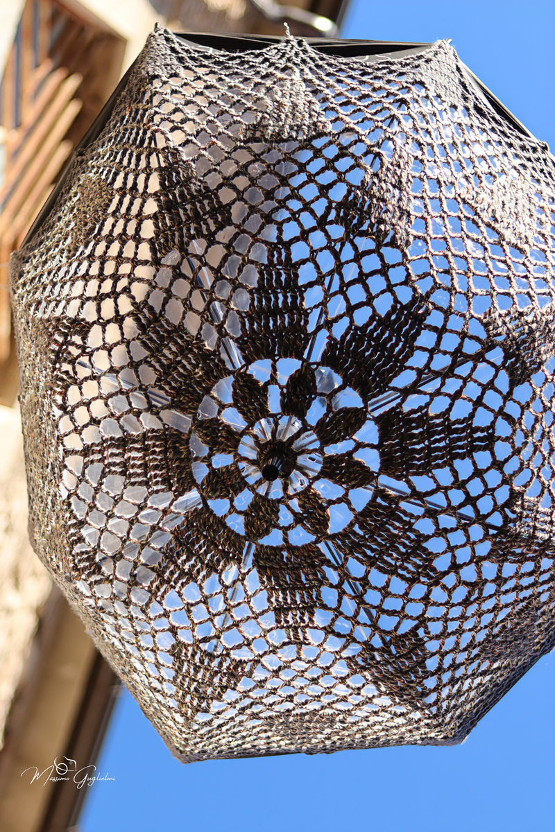 LE OPERE DELLE GOMITOLINE ADDOBBANO IL PAESE