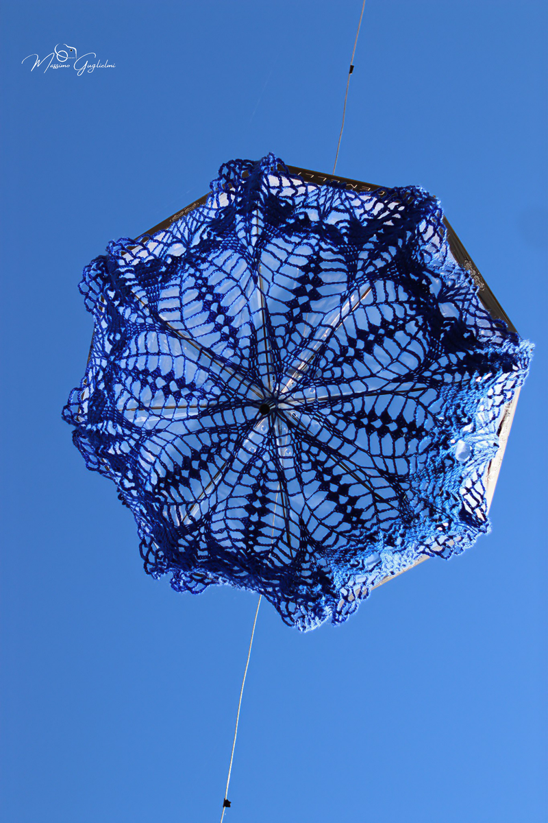 LE OPERE DELLE GOMITOLINE ADDOBBANO IL PAESE