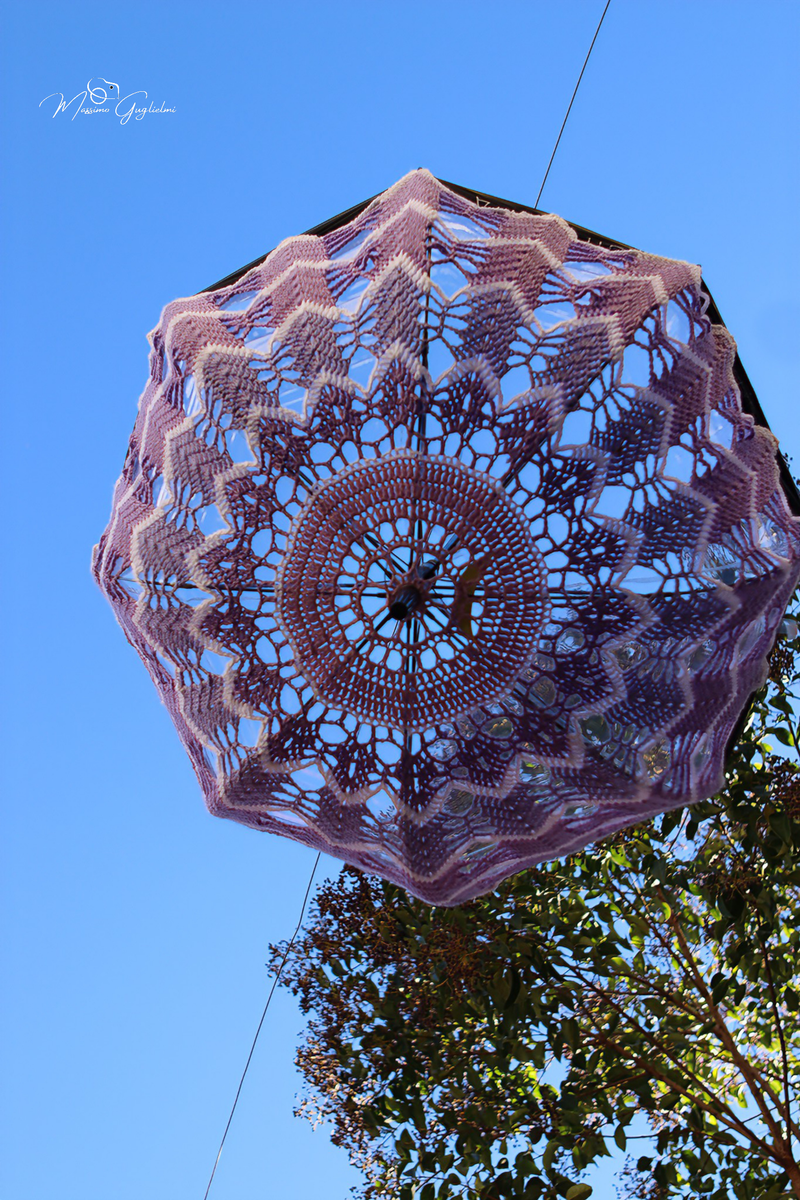 LE OPERE DELLE GOMITOLINE ADDOBBANO IL PAESE