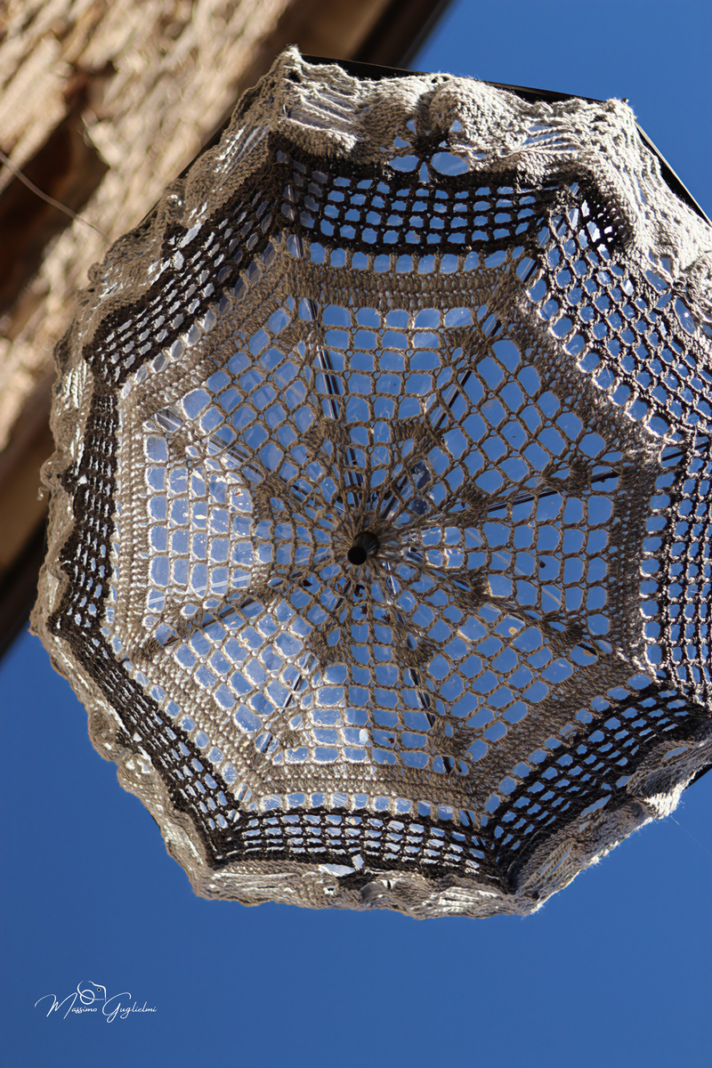 LE OPERE DELLE GOMITOLINE ADDOBBANO IL PAESE