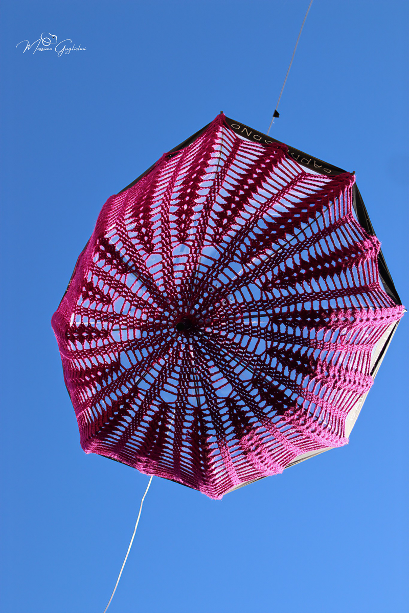 LE OPERE DELLE GOMITOLINE ADDOBBANO IL PAESE