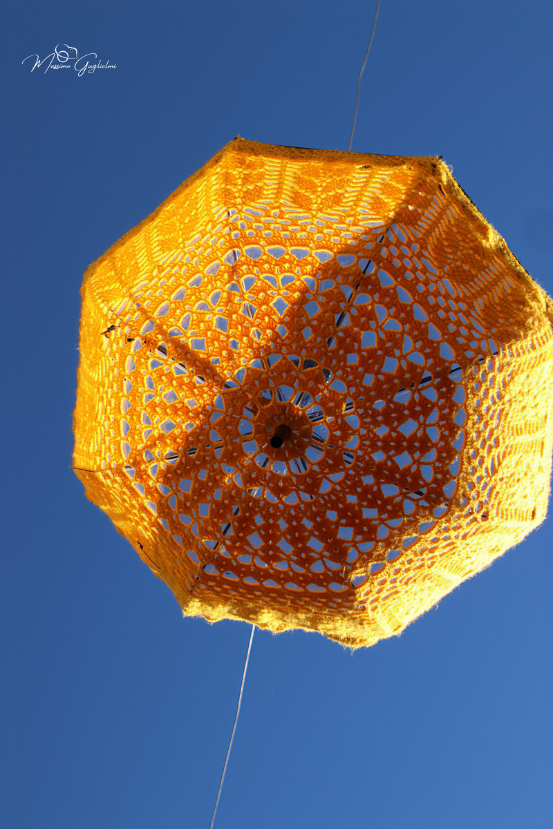 LE OPERE DELLE GOMITOLINE ADDOBBANO IL PAESE