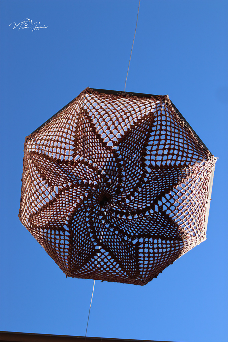 LE OPERE DELLE GOMITOLINE ADDOBBANO IL PAESE