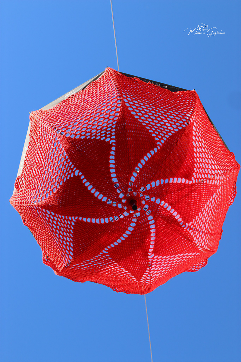 LE OPERE DELLE GOMITOLINE ADDOBBANO IL PAESE