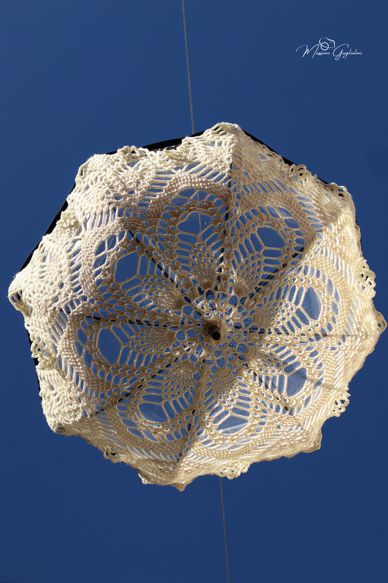 LE OPERE DELLE GOMITOLINE ADDOBBANO IL PAESE