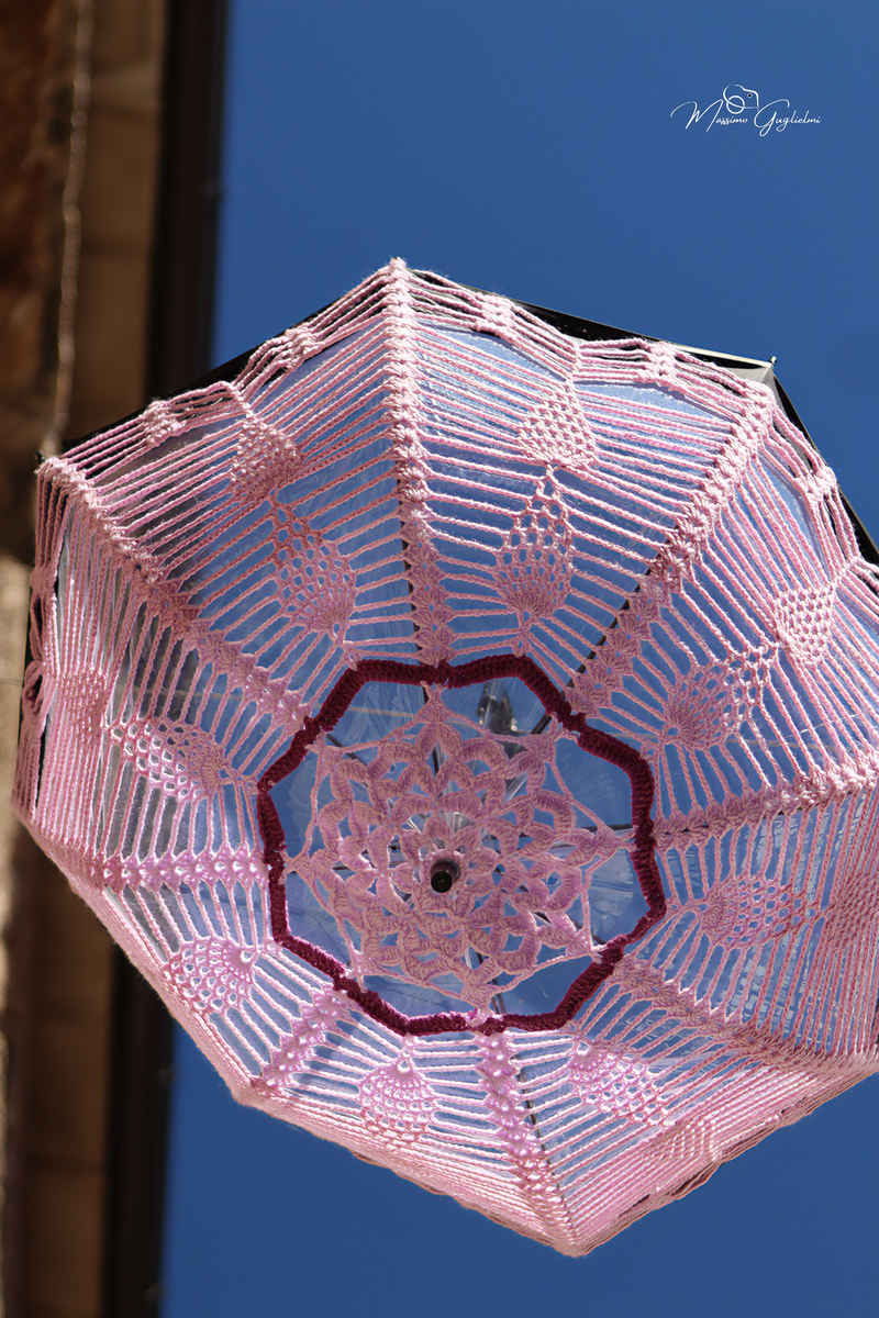 LE OPERE DELLE GOMITOLINE ADDOBBANO IL PAESE