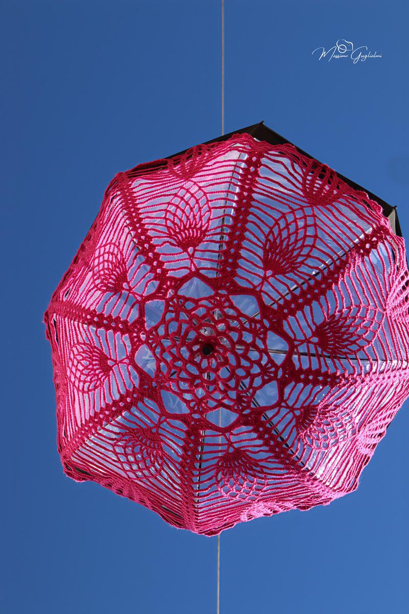 LE OPERE DELLE GOMITOLINE ADDOBBANO IL PAESE