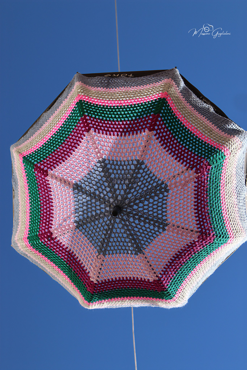 LE OPERE DELLE GOMITOLINE ADDOBBANO IL PAESE